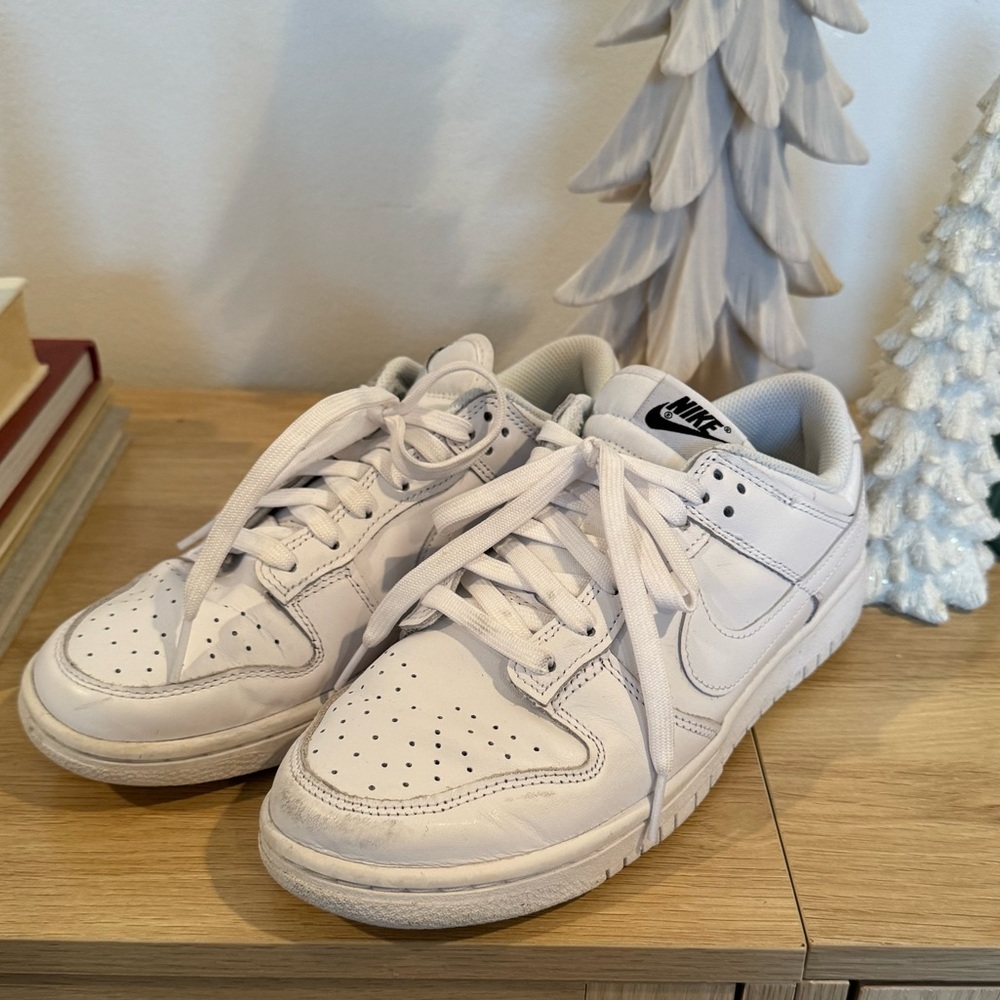 Nike dunk low triple white